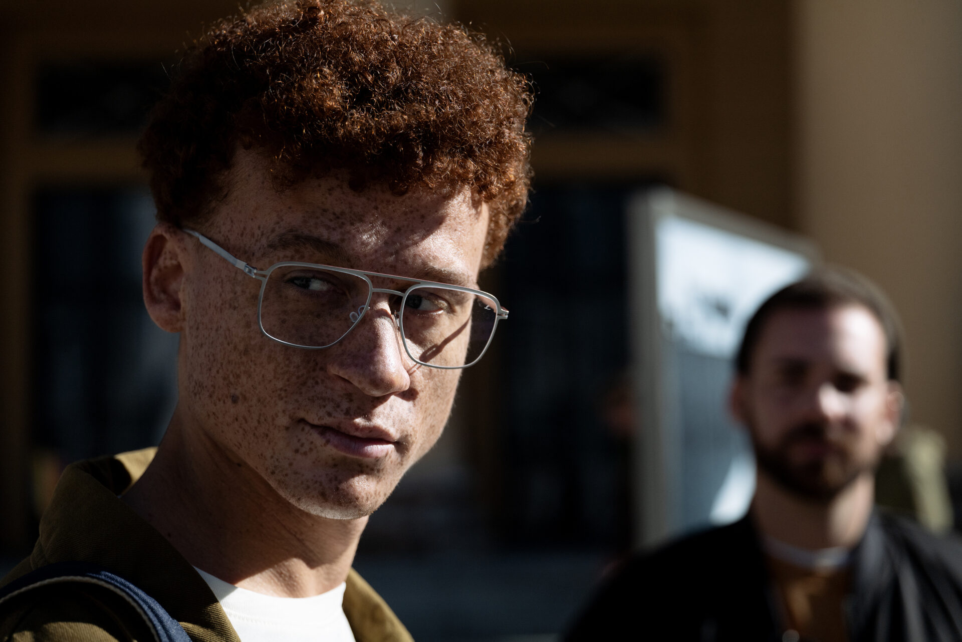 Jeune homme portant des lunettes avec des verres de qualité supérieure de Leica
