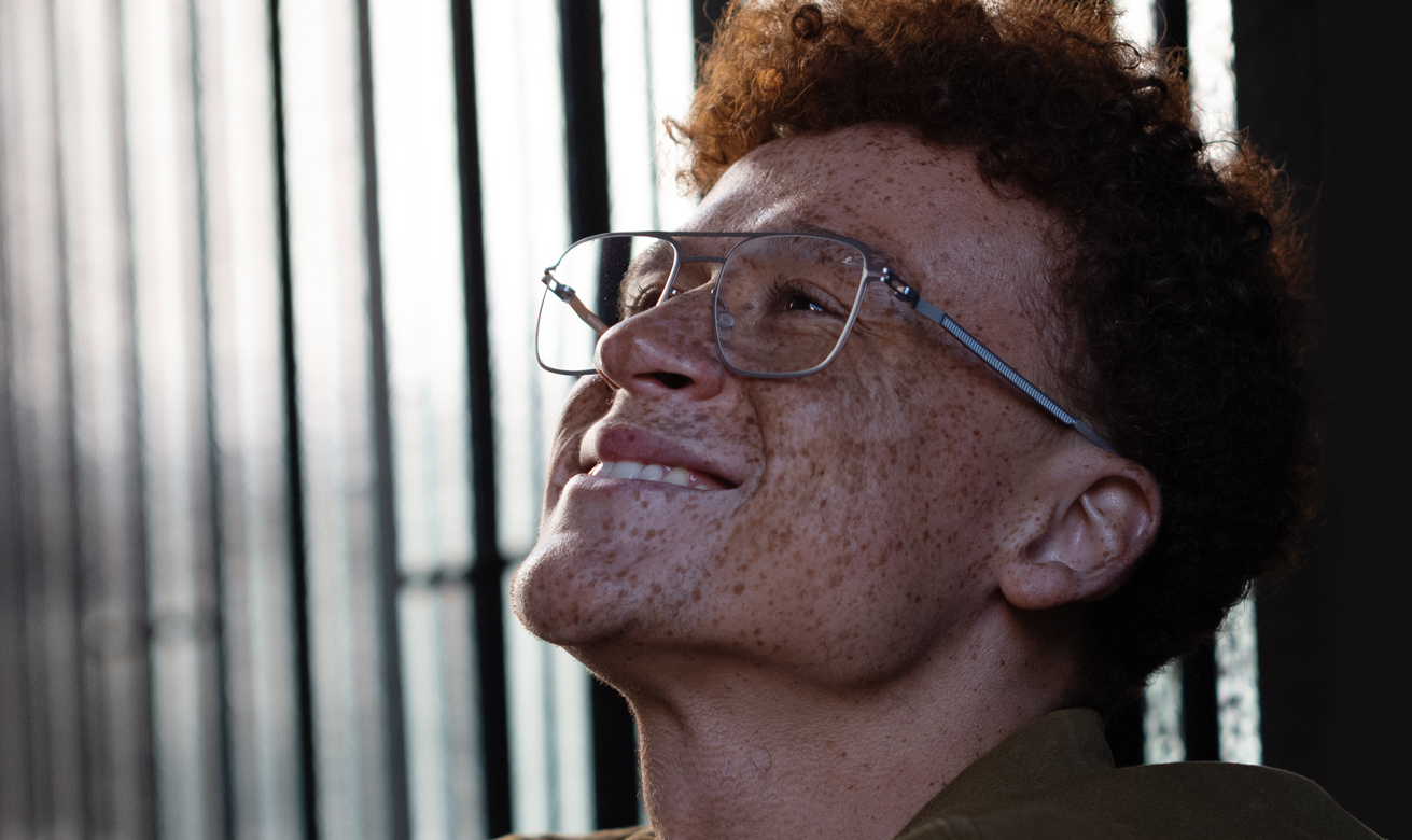 Junger Mann mit Brille mit Leica-Brillengläsern ohne TRANSITIONS XTRACTIVE Technologie