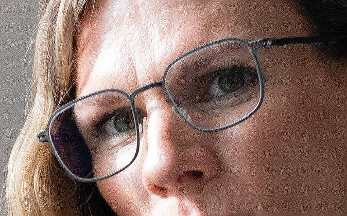 Femme portant des lunettes avec des verres à revêtement AQUADURA VISION