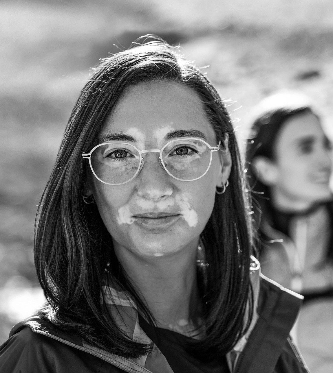 Junge Frau mit Brille mit Premium-Brillengläsern von Leica